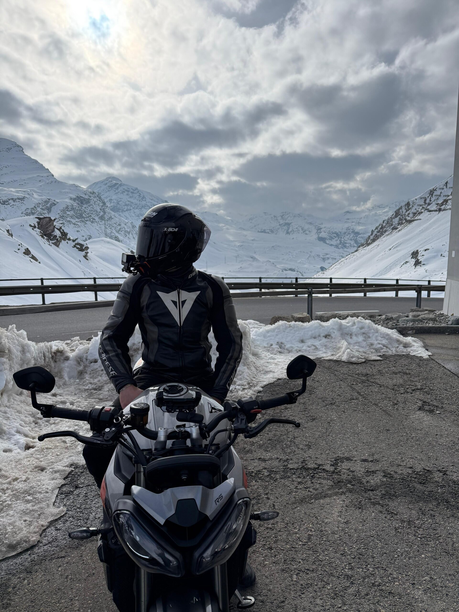 Gianluca on his Street Triple 765 RS in the snowy Alps